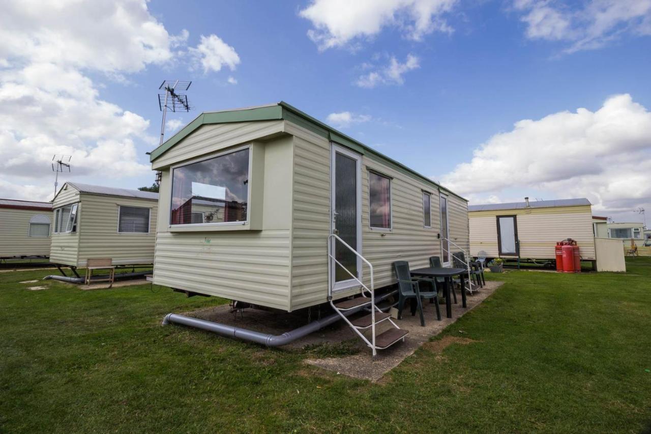 ホテル 6 Berth Caravan For Hire At Martello Beach Holiday Park In Essex Ref 29017Y クラクトン・オン・シー エクステリア 写真