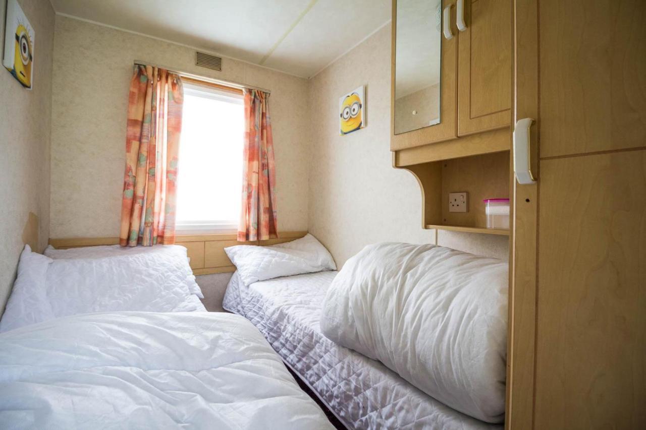 ホテル 6 Berth Caravan For Hire At Martello Beach Holiday Park In Essex Ref 29017Y クラクトン・オン・シー エクステリア 写真