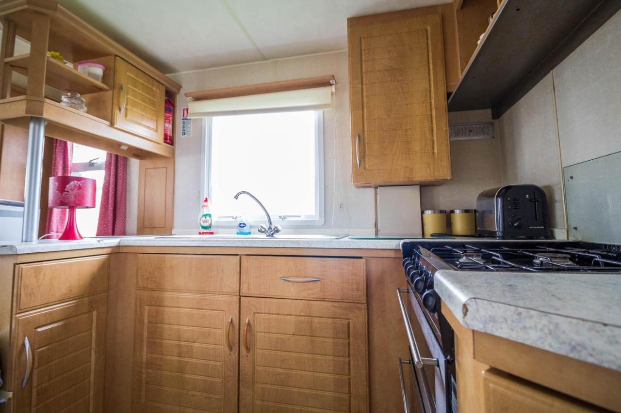 ホテル 6 Berth Caravan For Hire At Martello Beach Holiday Park In Essex Ref 29017Y クラクトン・オン・シー エクステリア 写真