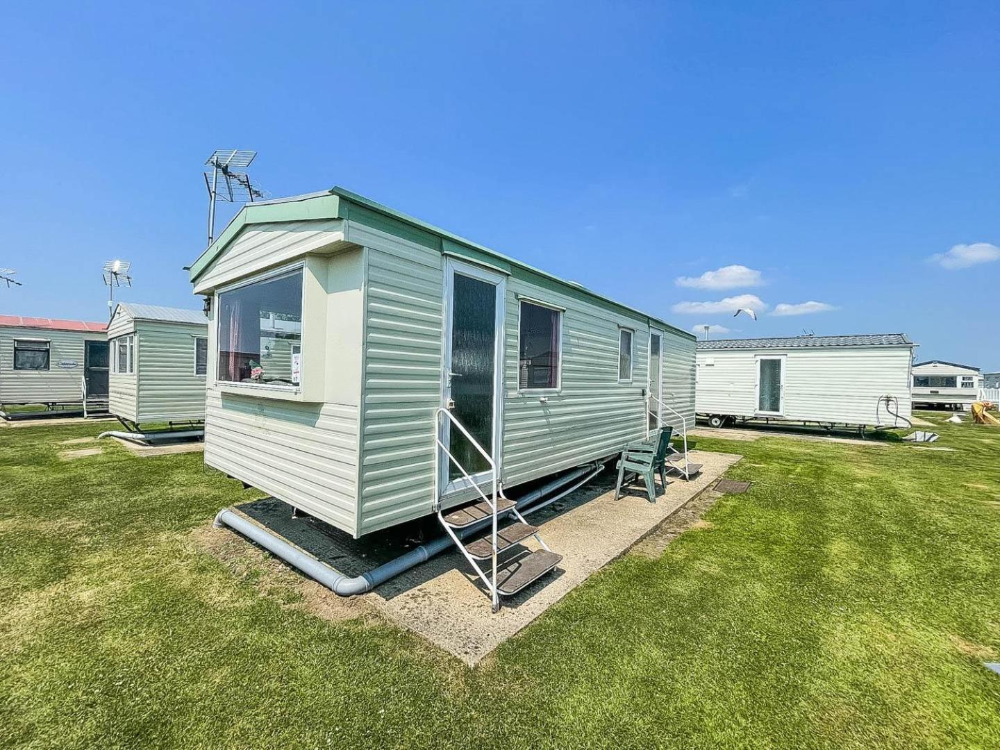 ホテル 6 Berth Caravan For Hire At Martello Beach Holiday Park In Essex Ref 29017Y クラクトン・オン・シー エクステリア 写真