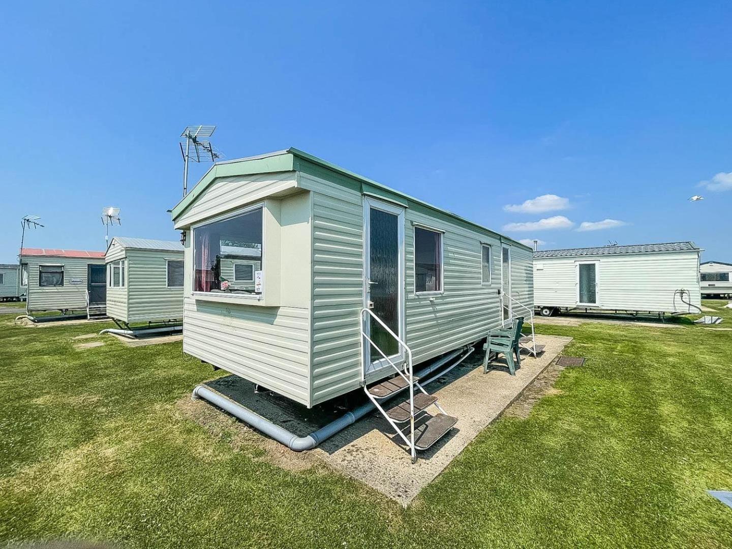 ホテル 6 Berth Caravan For Hire At Martello Beach Holiday Park In Essex Ref 29017Y クラクトン・オン・シー エクステリア 写真